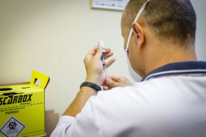 Profissional de saúde prepara dose contra o coronavírus