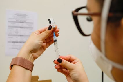 Profissional de saúde prepara dose da vacina contra a Covid-19