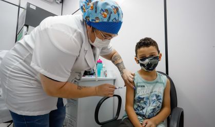 Falta de tempo, desinformação e dificuldades de acesso são barreiras à vacinação de crianças, diz estudo