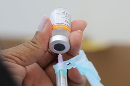 Dose de vacina contra a Covid-19 sendo preparada por profissional de saúde