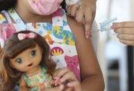 Famílias têm orgulho em mostrar a caderneta de vacina dos filhos, diz Dalcolmo