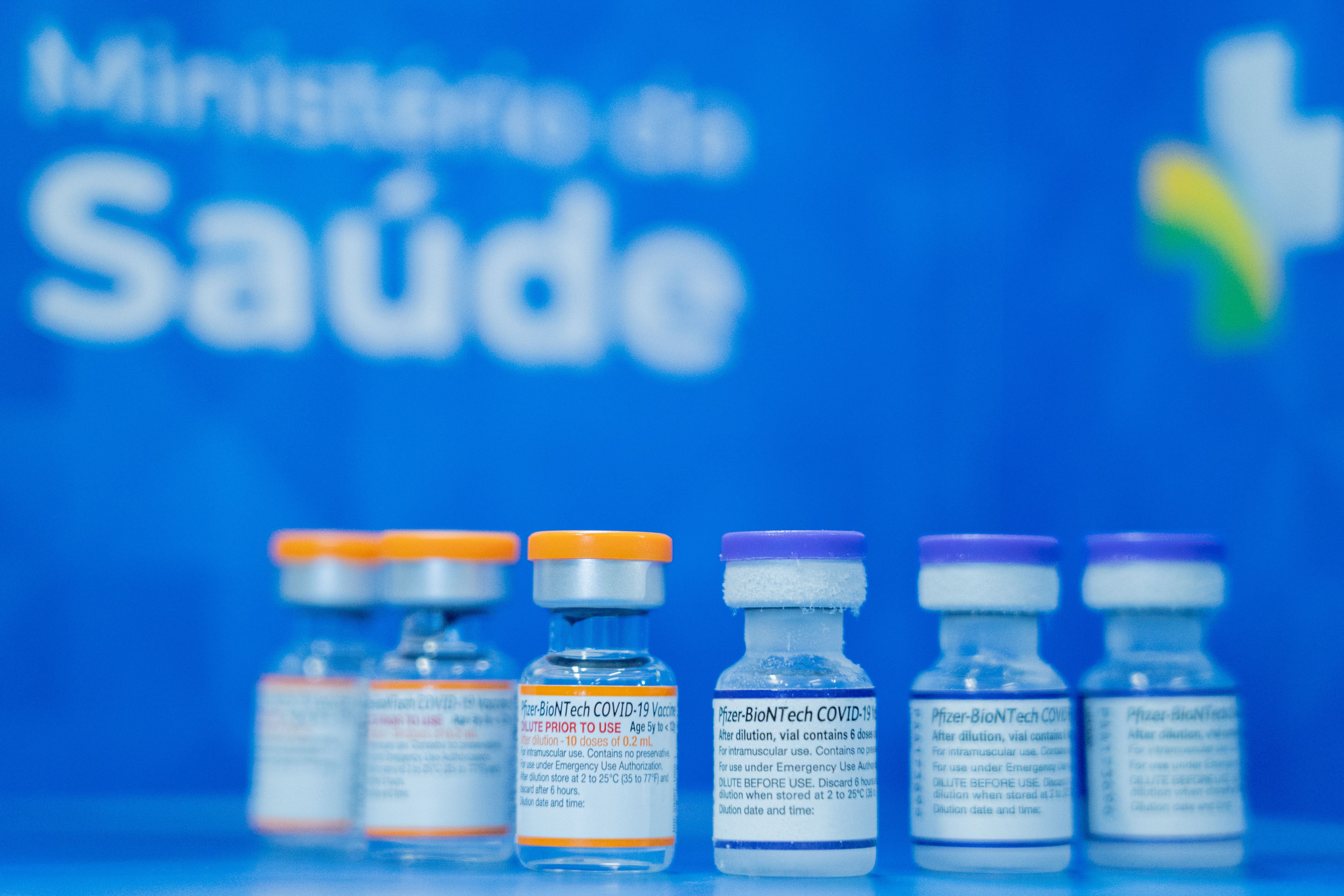 Vacinas da Pfizer contra a Covid-19 para crianças (frasco laranja) e para adultos (frasco roxo)