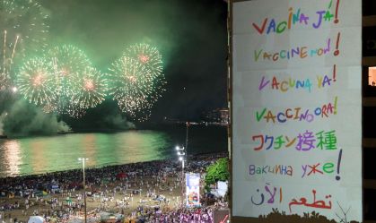 Em diferentes idiomas, mensagem "Vacina Já" foi projetada em Copacabana durante virada