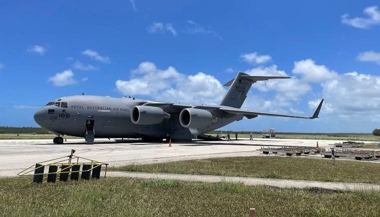 Um avião da Força Aérea da Austrália leva mantimentos a Tonga sem contato, para evitar contágio por Covid-19 / Australia DOD