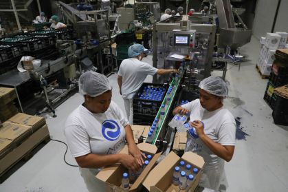 Pessoas trabalham em fábrica da AGE do Brasil em Vinhedo