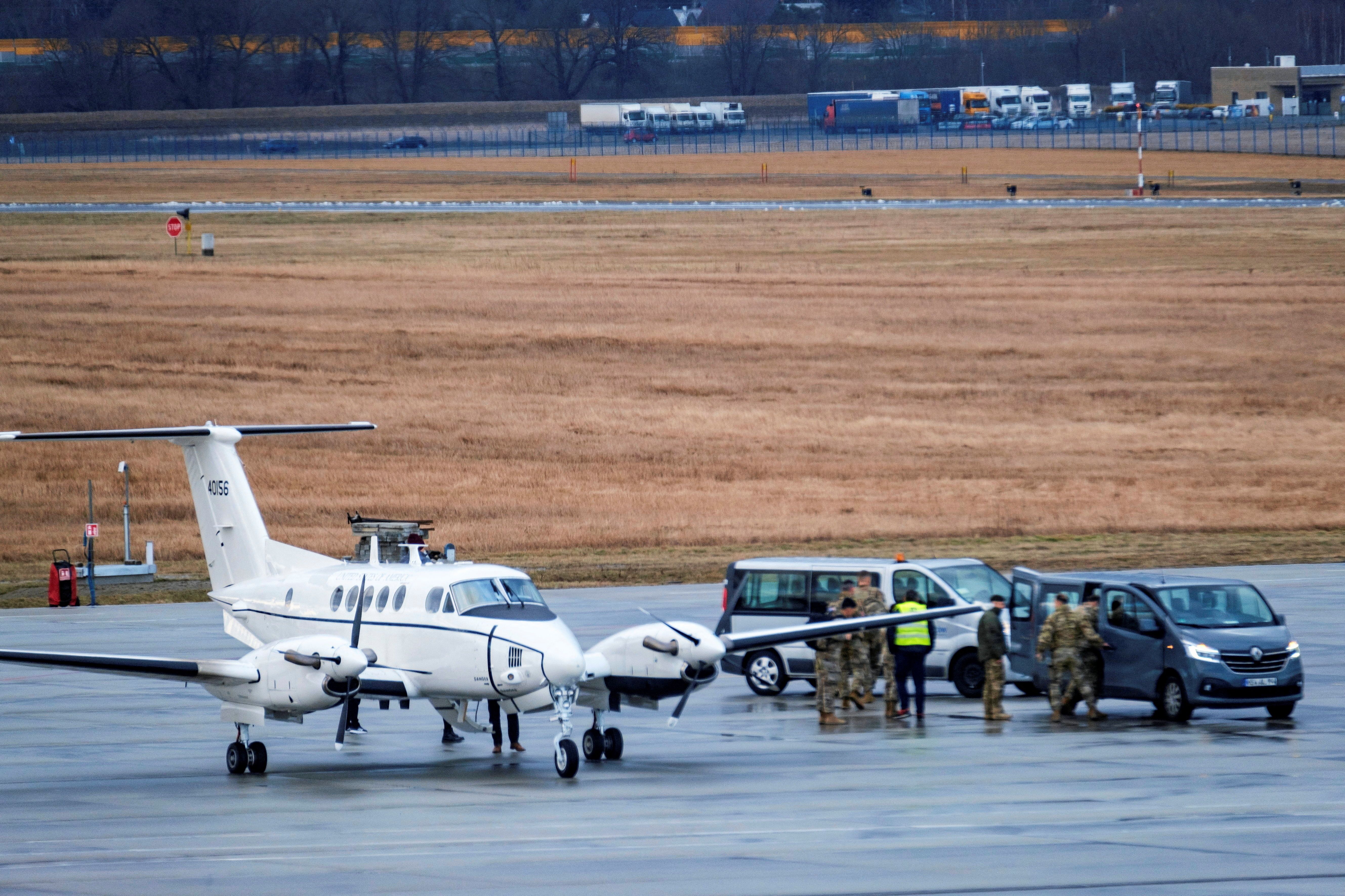 Tropas dos Estados Unidos chegam a aeroporto na Polônia