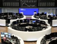 Bolsas da Europa fecham em alta limitada por tensão comercial