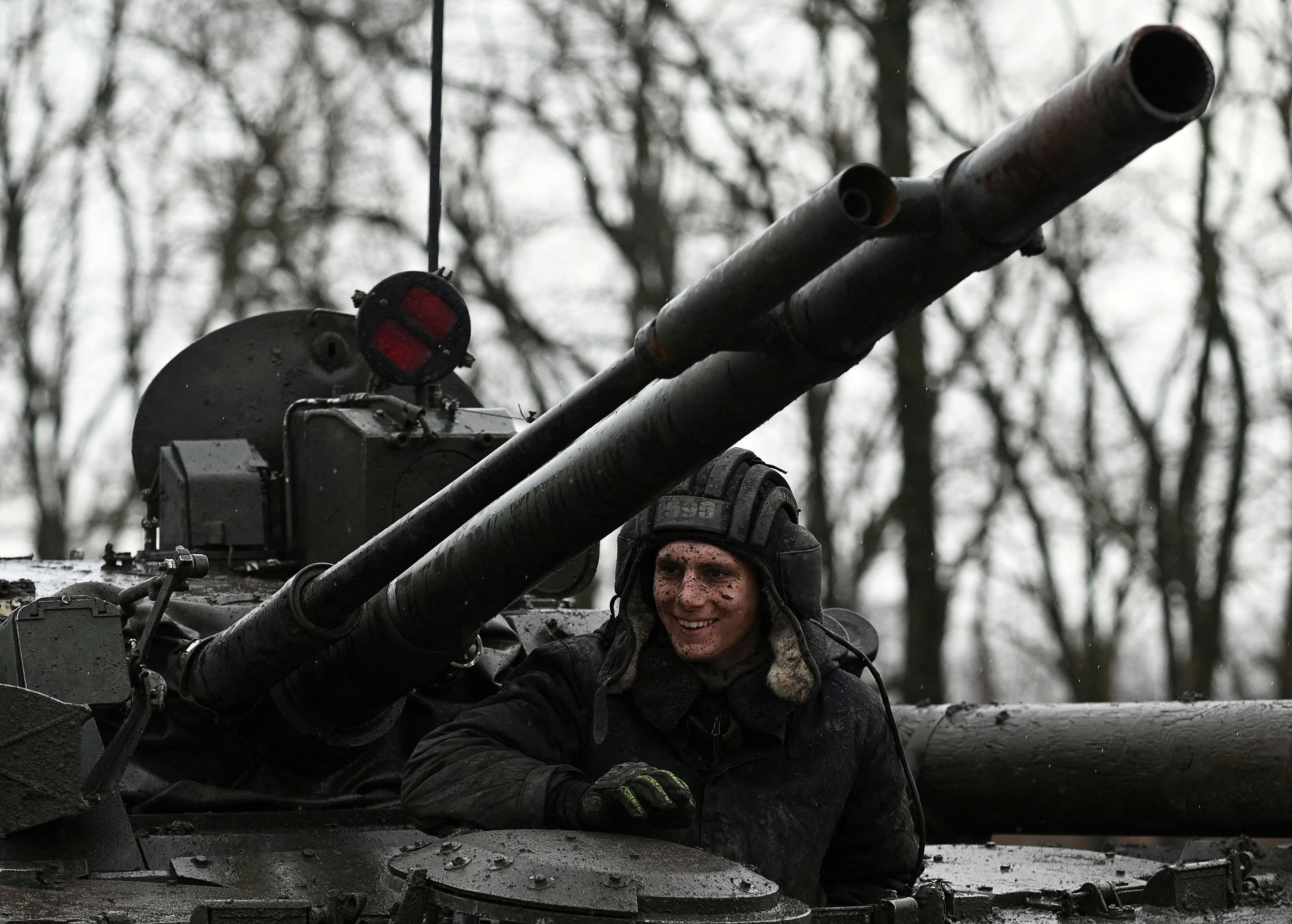 Militar russo em veículo de infantaria durante exercícios militares na região de Rostov