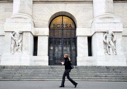 Pedestre caminha em frente à Bolsa de Valores de Milão