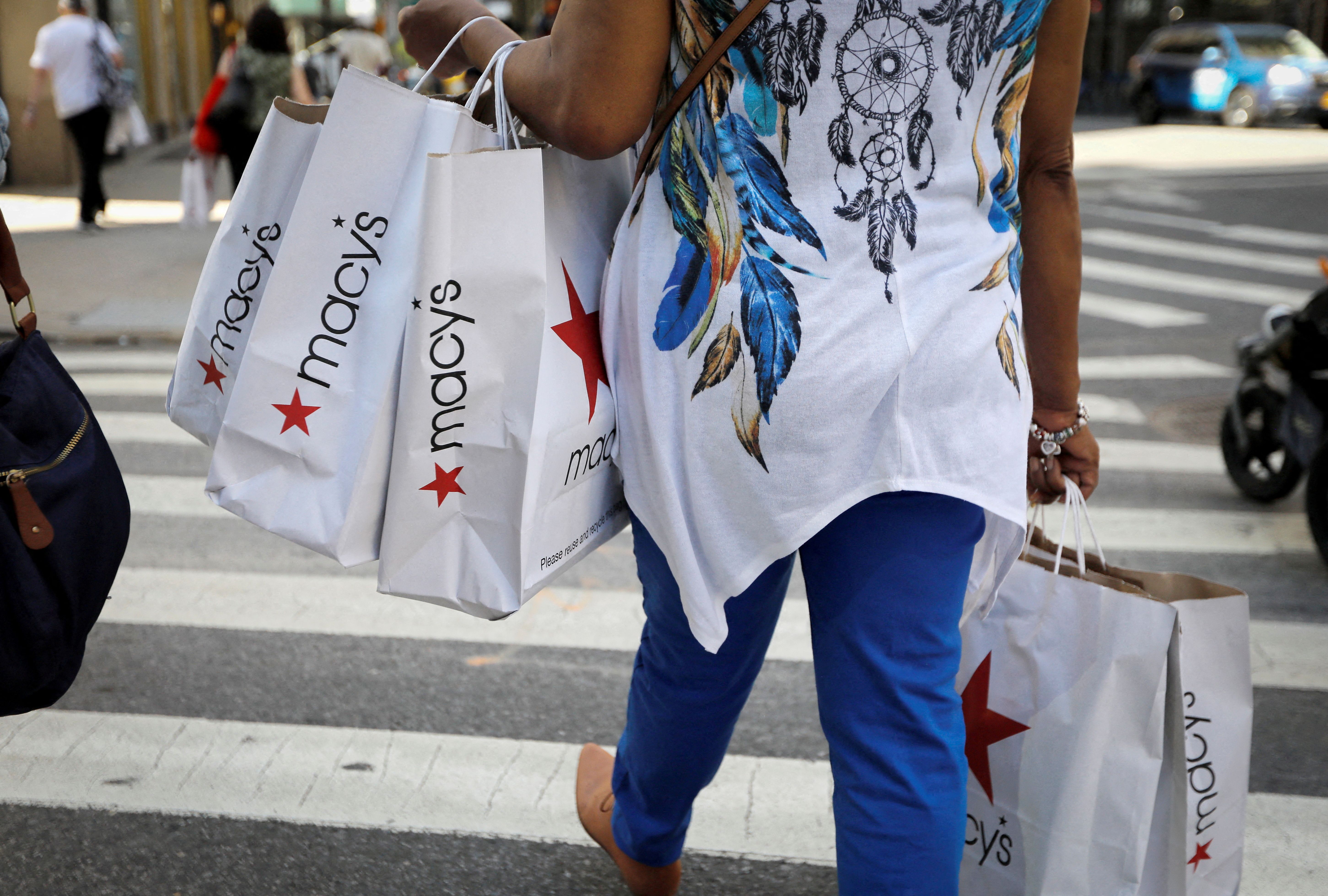 Pedestre segura sacolas com compras em Manhattan, na cidade de Nova York