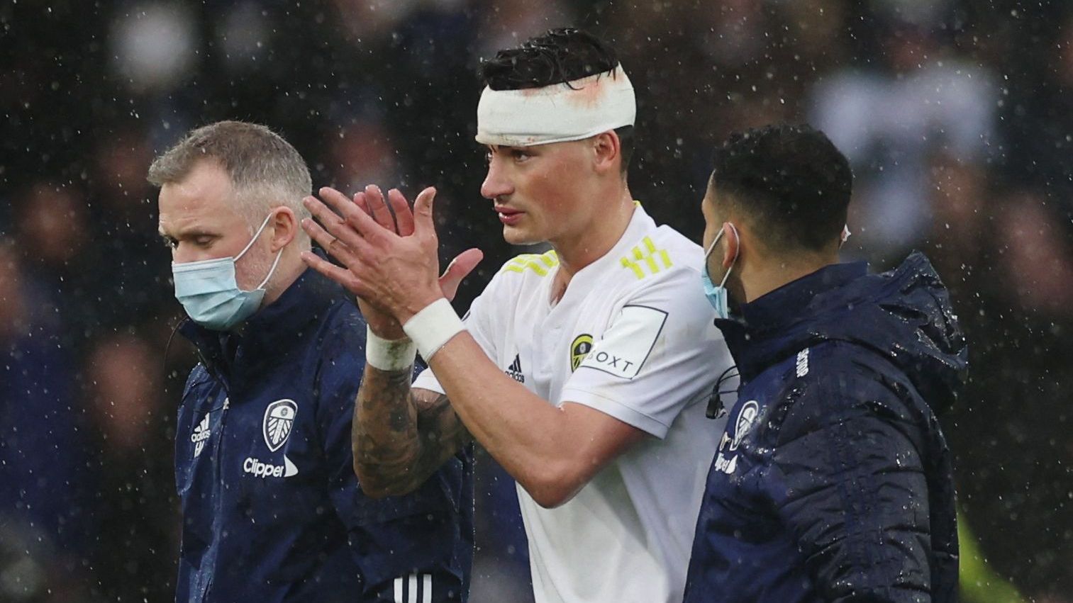 Robin Koch, do Leeds United, é substituído após se lesionar durante partida contra o Manchester United pelo Campeonato Inglês