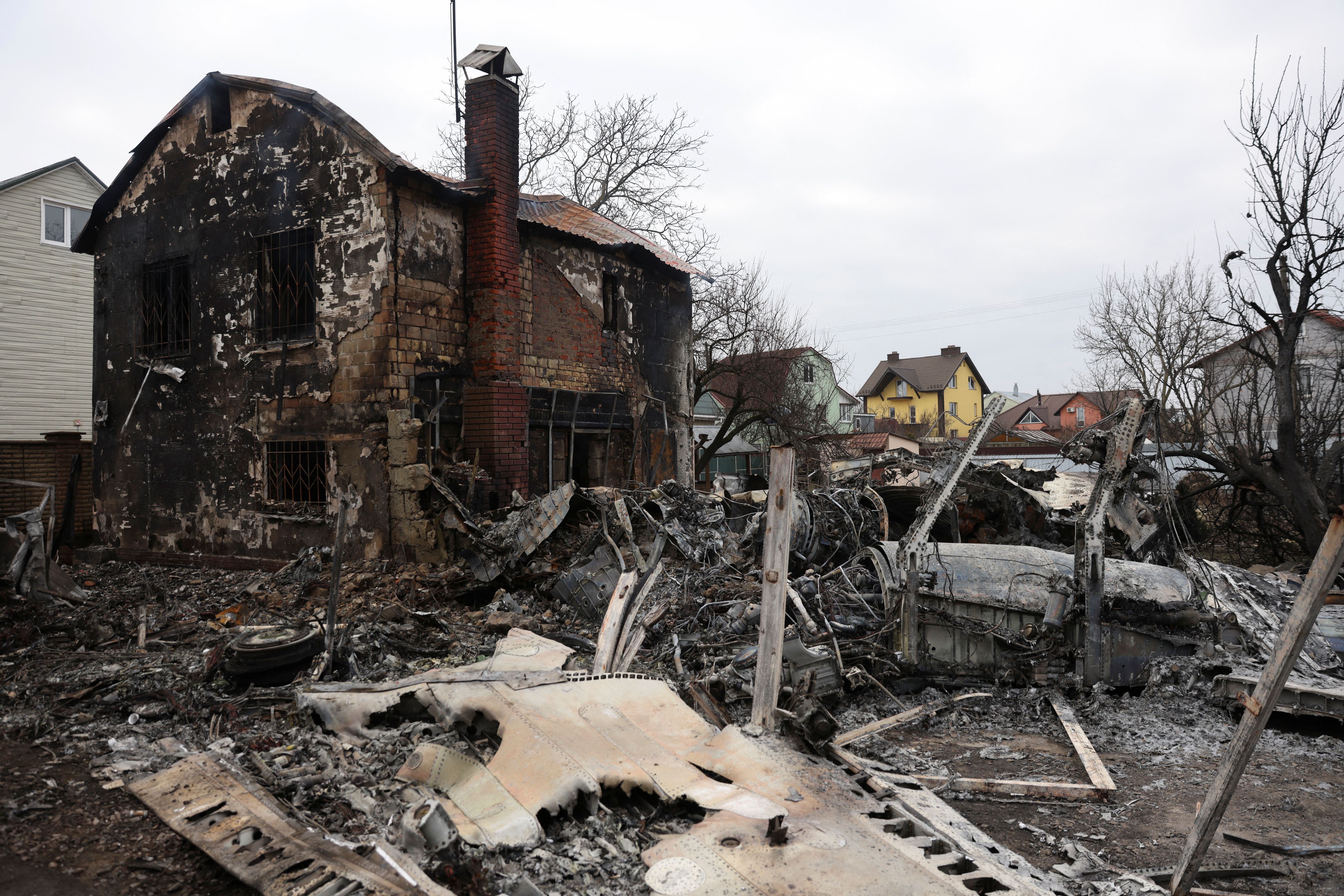 Áreas residenciais danificadas após Rússia lançar ataque maciço na capital ucraniana, Kiev