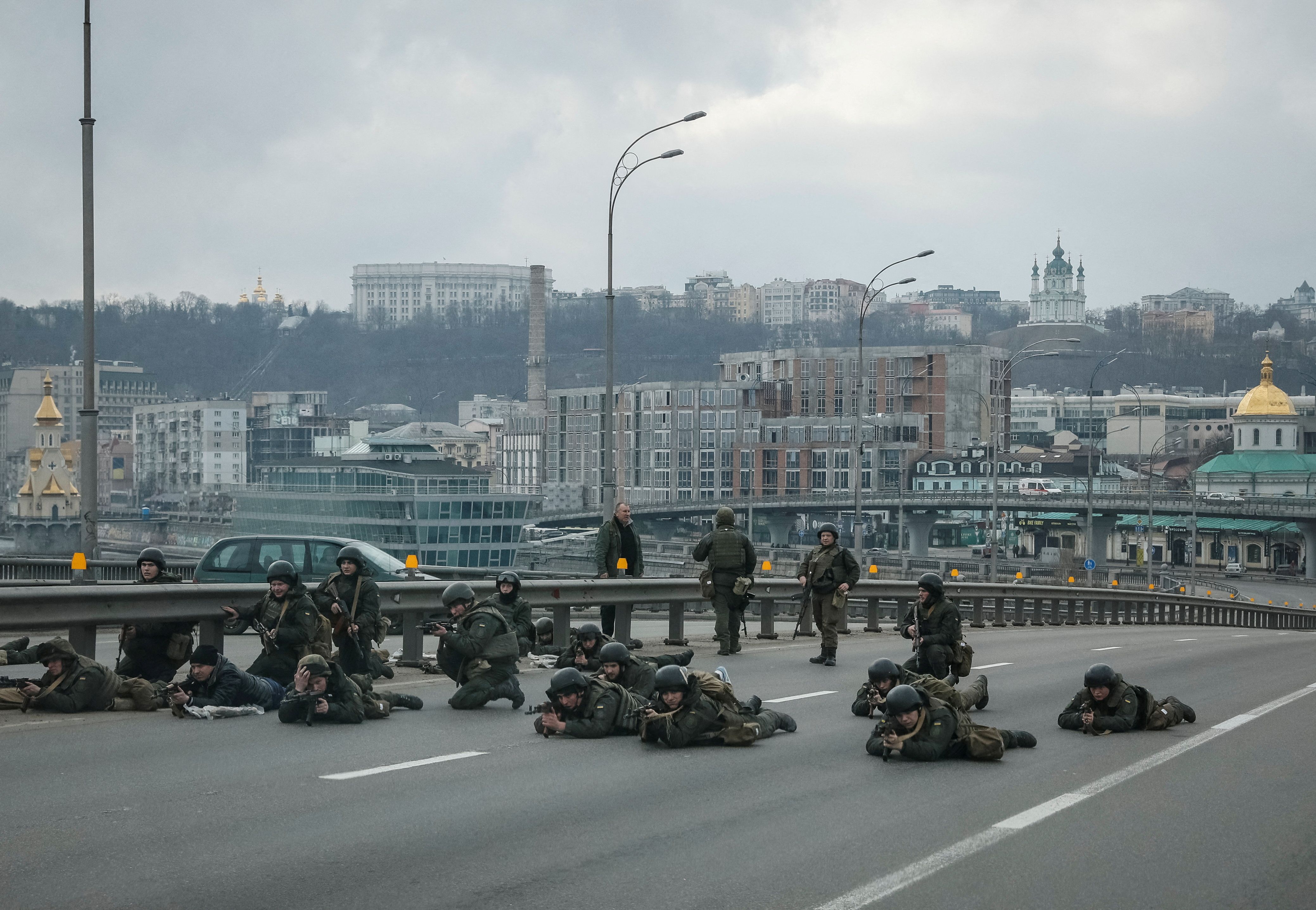 Tropas da Guarda Nacional da Ucrânia assumem posições na região central de Kiev