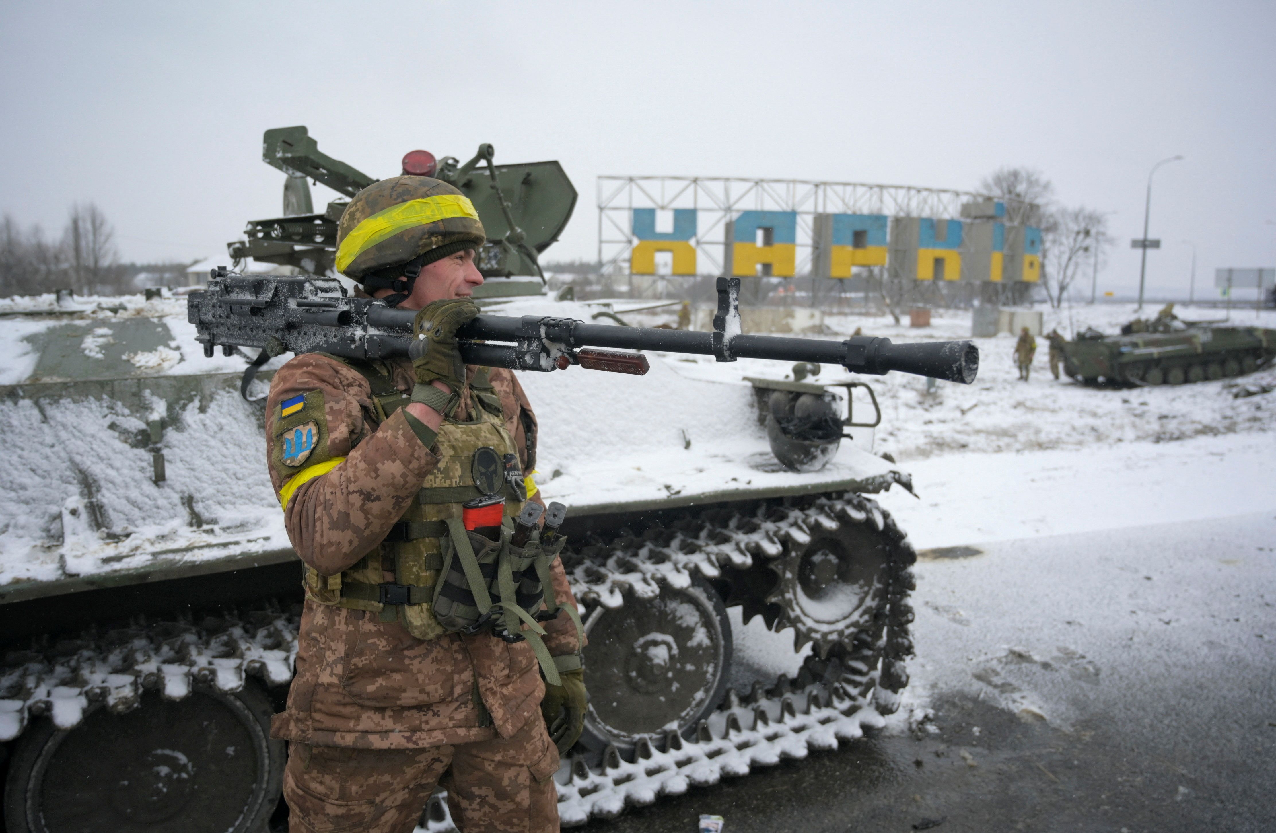 Militar ucraniano faz guarda em rua de Kharkiv