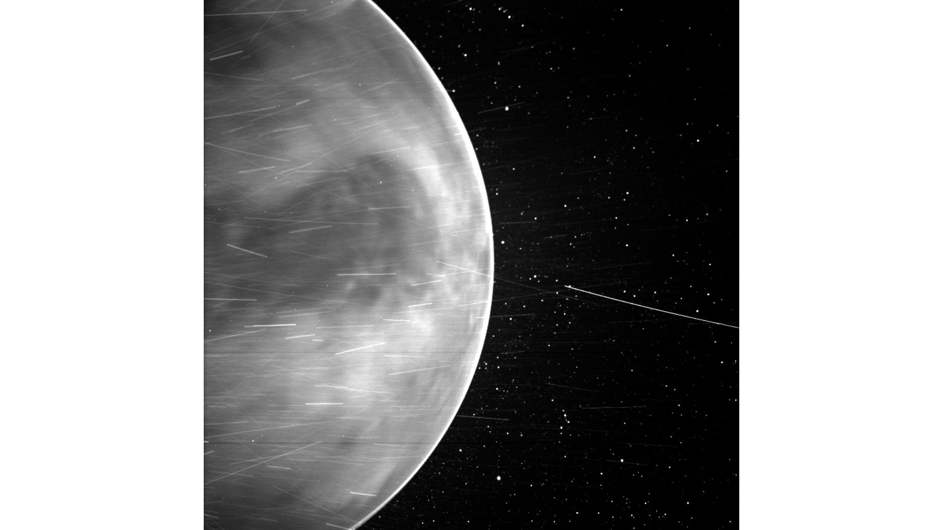 As regiões escuras de Vênus vistas nesta imagem WISPR correspondem a características geológicas dramáticas na superfície / NASA/APL/NRL