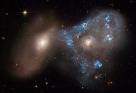 Estranha forma triangular entre duas galáxias é fotografada por Telescópio Hubble