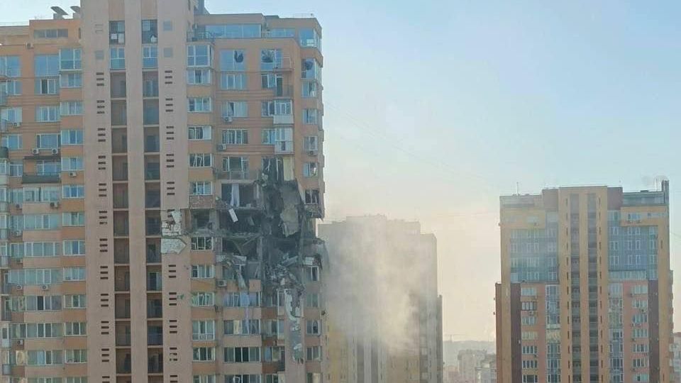 Prédio atingido por míssil em Kiev (2)