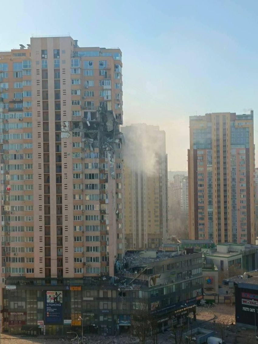 Prédio em Kiev teria sido atingido por um míssil no sábado (26), de acordo com prefeito da cidade / Divulgação/Facebook prefeito de Kiev
