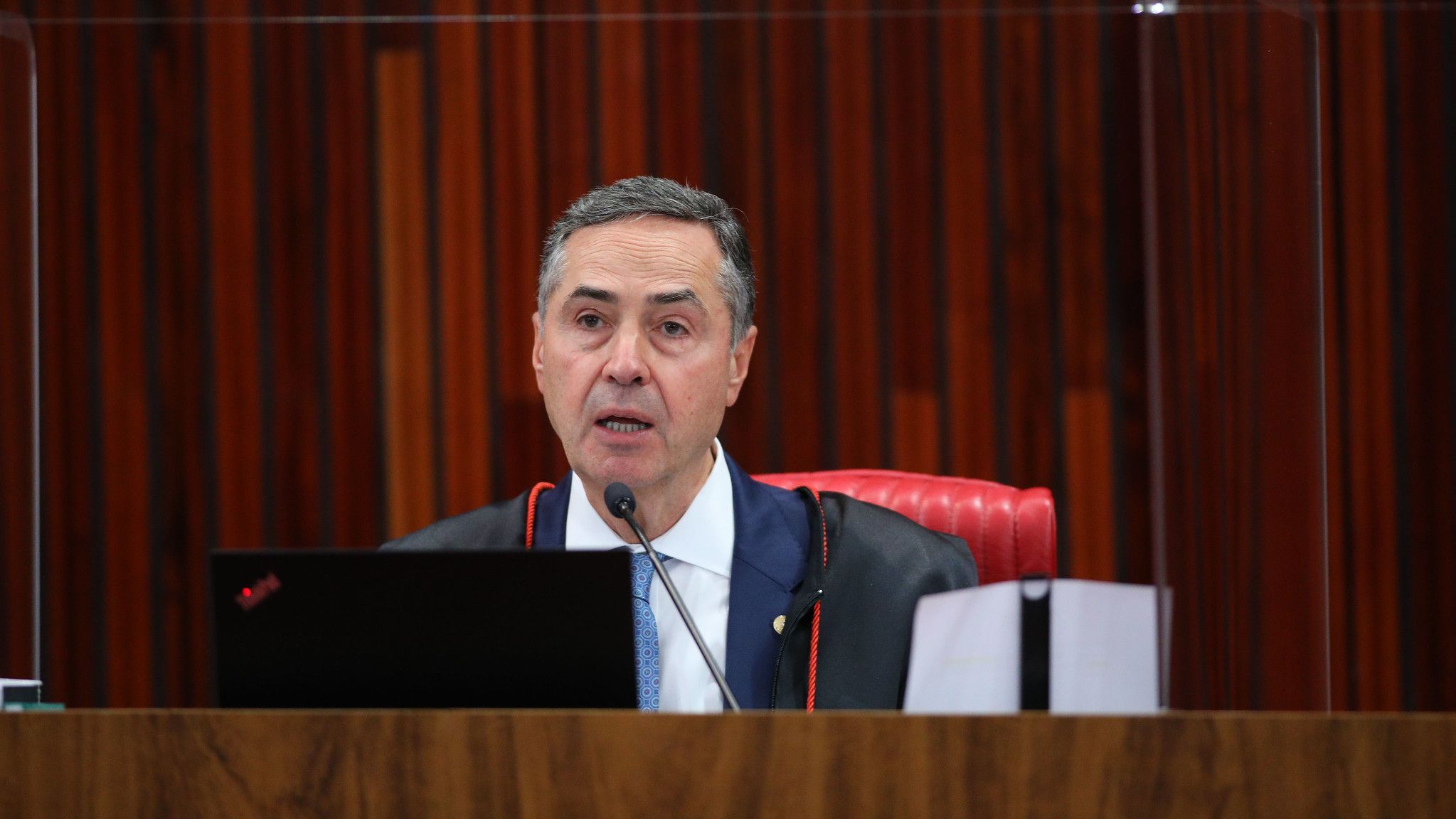 Imagem de destaque do post: Em último dia à frente do TSE, Barroso renova parceria com agências de checagem