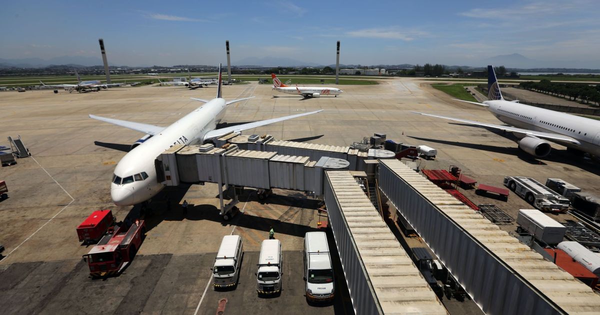 Fragmento de drone é encontrado em avião após pouso no Galeão
