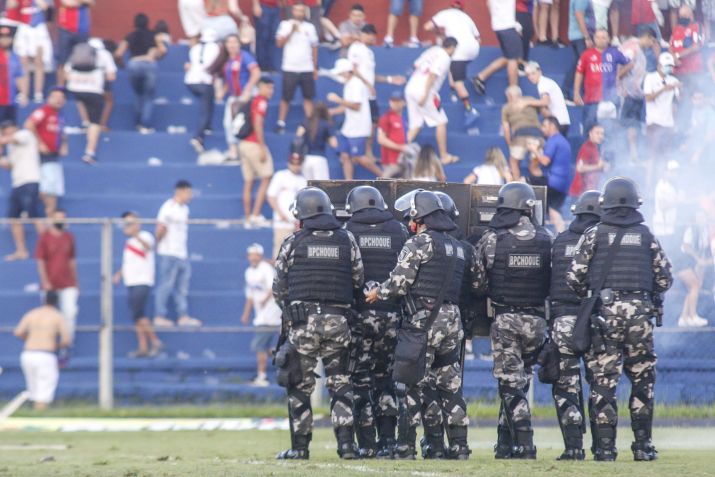 Torcedores do Paraná Clube entram em confronto com a Polícia Militar em Curitiba / GABRIEL MACHADO/AGIF - AGÊNCIA DE FOTOGRAFIA/ESTADÃO CONTEÚDO