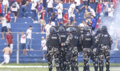 Torcedores do Paraná Clube entram em confronto com a Polícia Militar em Curitiba