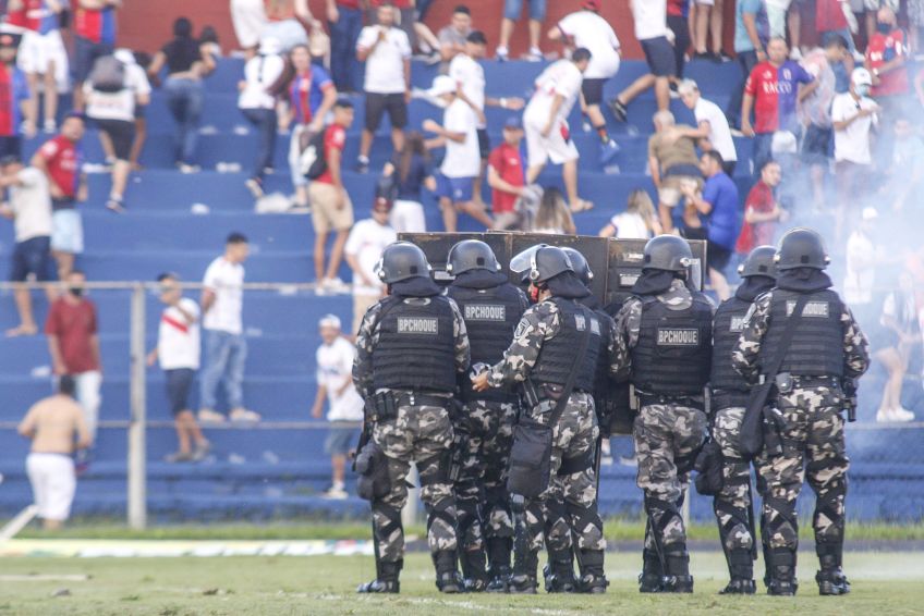 Torcedores do Paraná Clube entram em confronto com a Polícia Militar em Curitiba / GABRIEL MACHADO/AGIF - AGÊNCIA DE FOTOGRAFIA/ESTADÃO CONTEÚDO