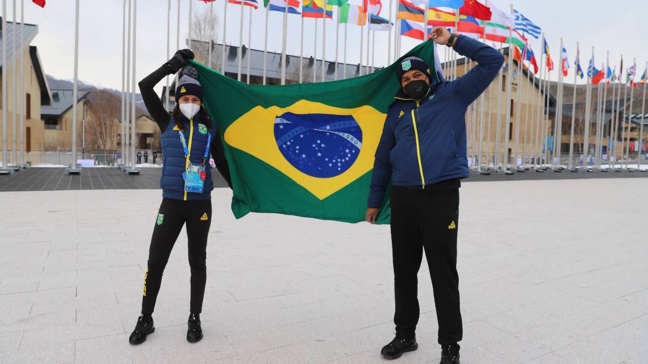 Jaqueline e Edson Bindilatti, do bobsled, carregarão a bandeira do Brasil na cerimônia de abertura dos Jogos Olímpicos de Inverno em Pequim / Alexandre Castello Branco/COB