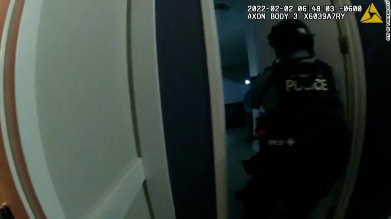 Câmera em uniforme de policial mostra equipe entrando na casa momentos antes de encontrar Amir Locke, que foi morto a tiros / Foto: Reprodução Cidade de Minneapolis