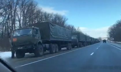 Vídeos mostram militares russos avançando em direção à fronteira com a Ucrânia