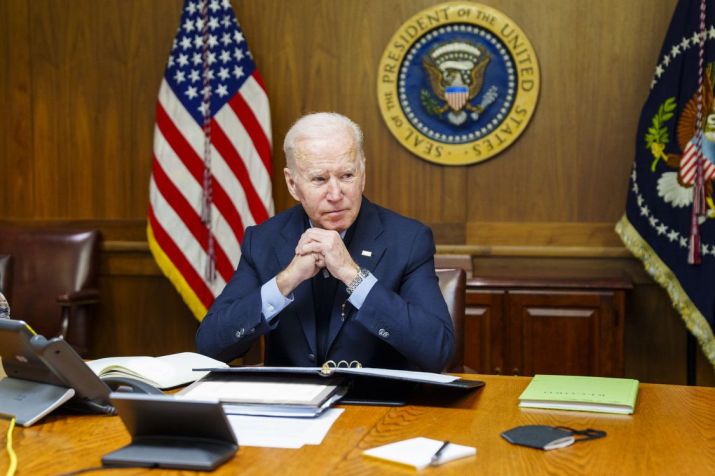 Joe Biden em chamada telefônica com Vladimir Putin. / Casa Branca / Reprodução