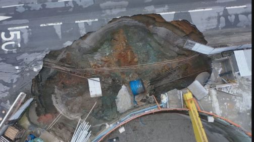 Cratera na pista local da Marginal Tietê após desmoronamento em obra da Linha 6 - Laranja do Metrô