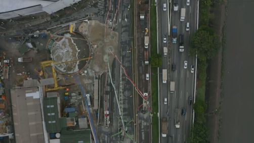 Cratera aberta na Marginal Tietê após incidente em obra do Metrô é preenchida com concreto