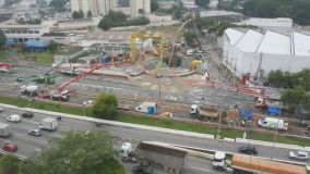 Cratera aberta na Marginal Tietê, em São Paulo, após incidente em obra do Metrô é preenchida com concreto