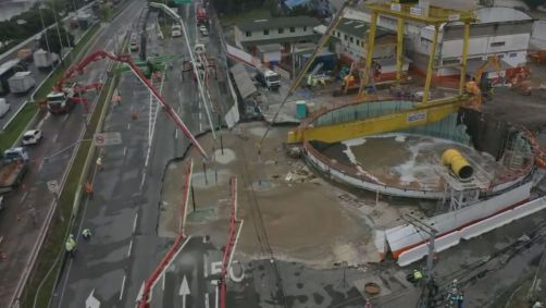 Cratera aberta na Marginal Tietê após incidente em obra do Metrô é preenchida com concreto