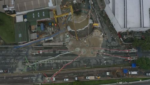 Cratera aberta na Marginal Tietê após incidente em obra do Metrô é preenchida com concreto