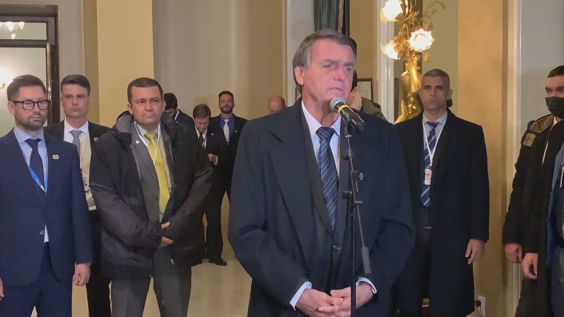 O presidente Jair Bolsonaro conversa com a imprensa em Moscou, na Rússia, após encontro com o líder russo Vladimir Putin