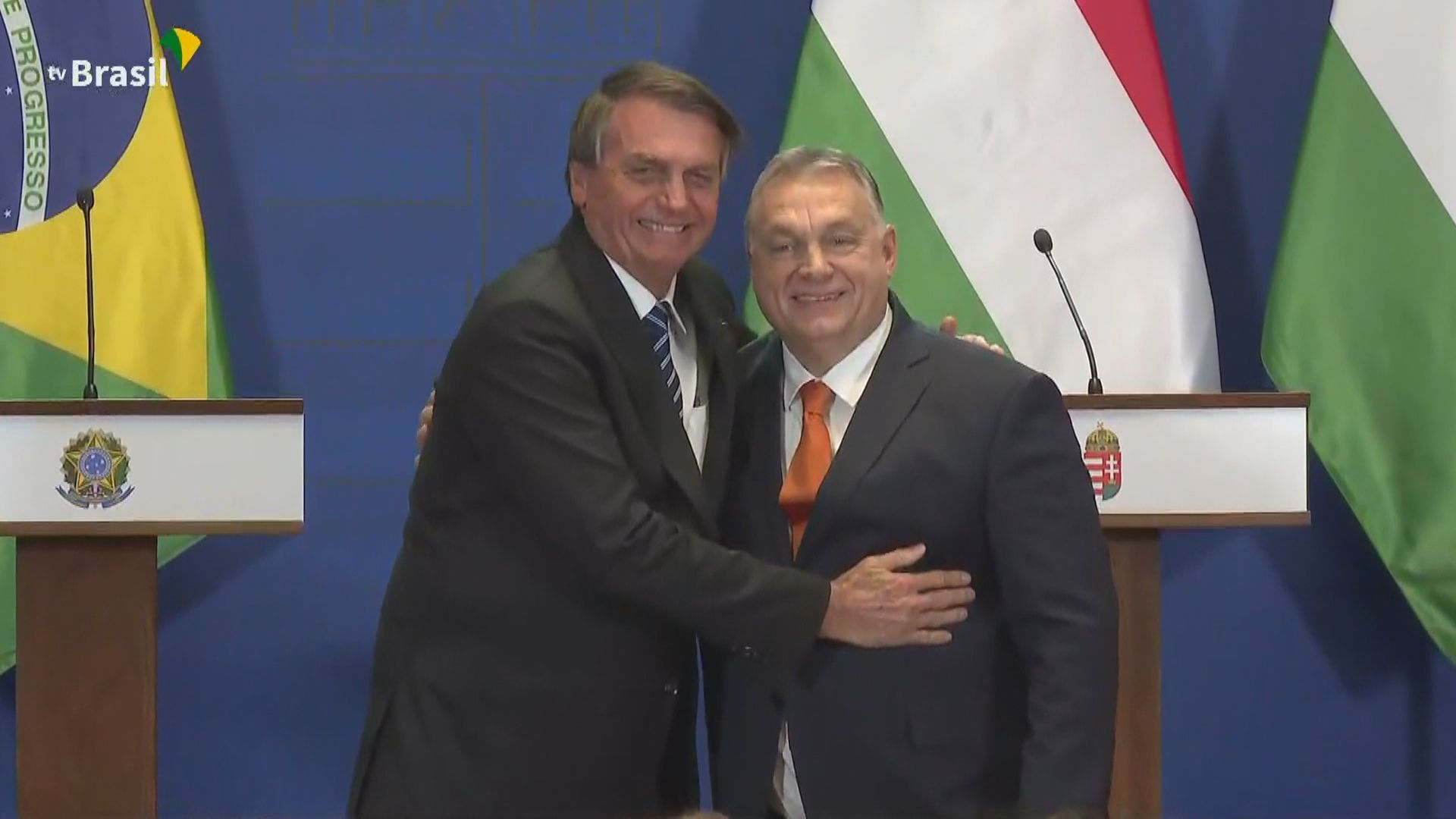 O ex-presidente Jair Bolsonaro cumprimenta o primeiro-ministro da Hungria, Viktor Orbán, após entrevista coletiva em Budapeste