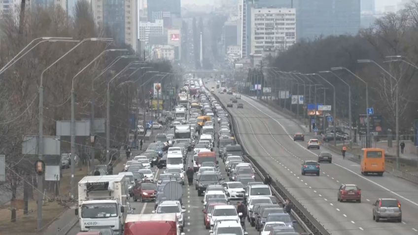 Longa fila de carros em Kiev, tentando sair da Ucrânia, na manhã desta quinta (24). / Reuters
