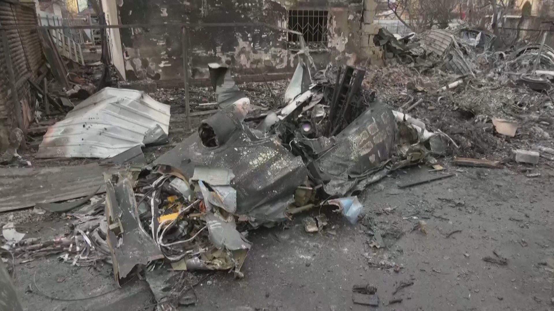 Destroços de avião abatido em Kiev e que Forças Armadas da Ucrânia disseram se tratar de um Sukhoi SU-25 russo