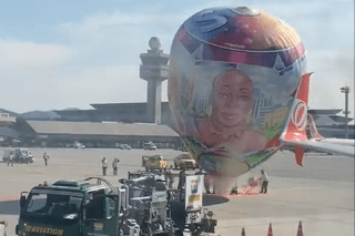 Momento da queda do balão, no aeroporto de Guarulhos, próximo a uma aeronave da Gol / Reprodução/Twitter