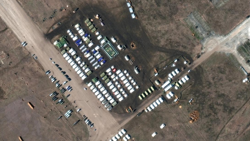 Uma imagem de satélite mais recente da Maxar mostra tropas e equipamentos no aeródromo de Oktyabrskoye, Crimeia, Ucrânia, em 10 de fevereiro de 2022. / Maxar Technologies