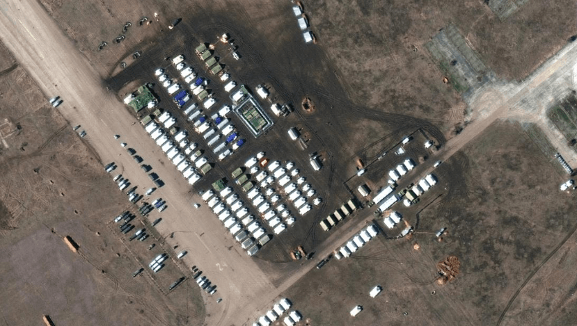Uma imagem de satélite mais recente da Maxar mostra tropas e equipamentos no aeródromo de Oktyabrskoye, Crimeia, Ucrânia, em 10 de fevereiro de 2022. / Maxar Technologies