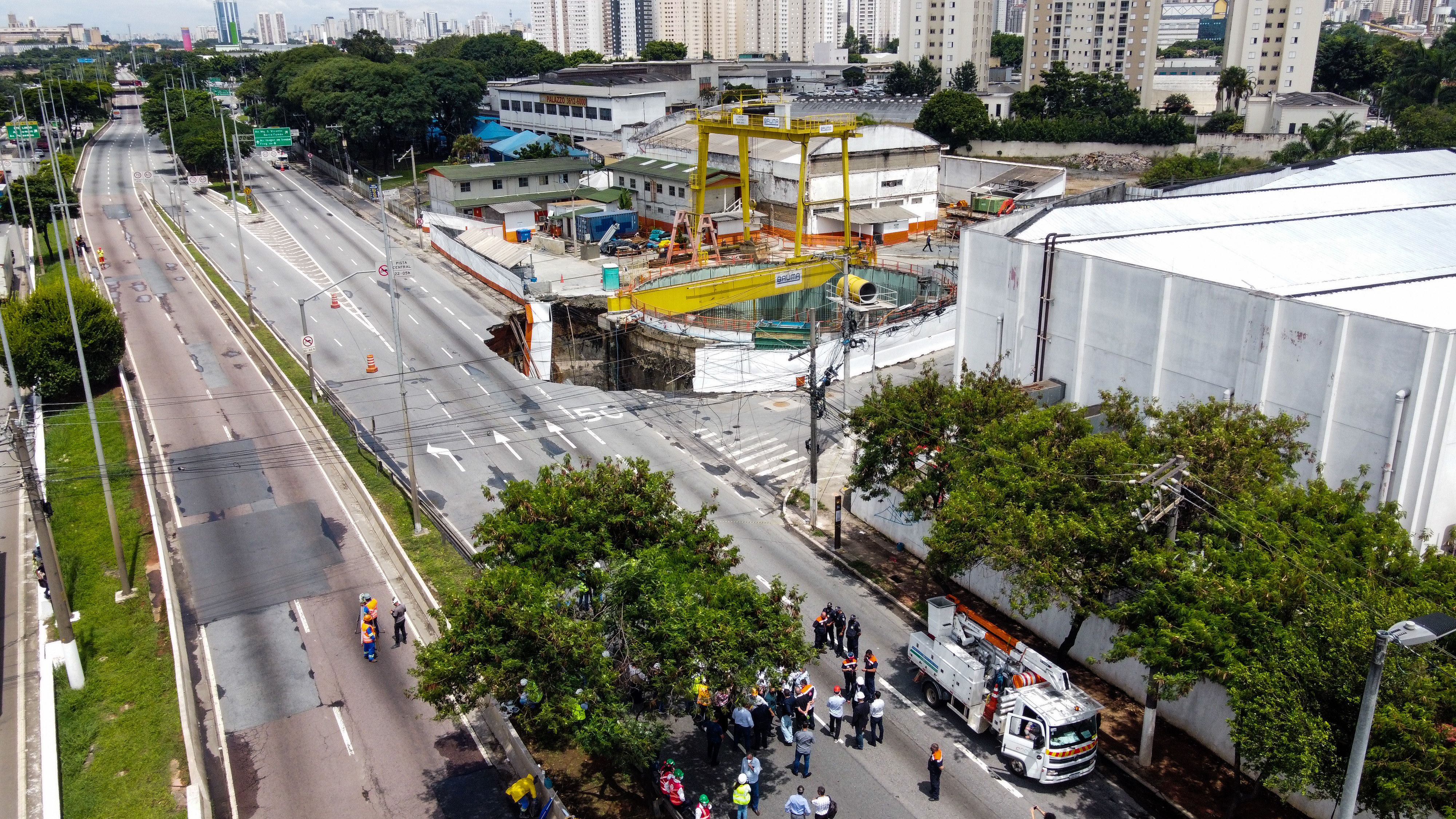 Obra do Metrô de SP desmorona e atinge faixas da Marginal do Tietê