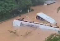 Vídeo mostra dois ônibus sendo arrastados pela enxurrada em Petrópolis