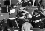 Homem com tatuagens nazistas é expulso de estádio no Rio Grande do Sul