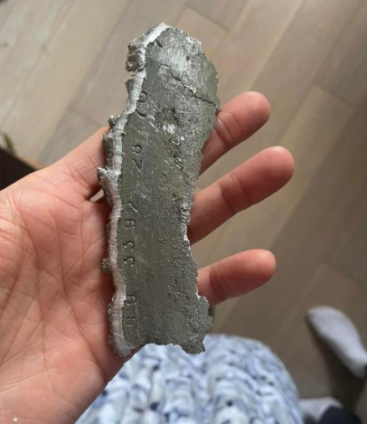Uma foto postada no Facebook mostrando o remanescente do que se suspeita ser uma munição cluster - a chamada "bomba de fragmentação". / Elana Gulak / Facebook / Reprodução