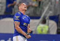 Cruzeiro vence e aproveita derrota do Galo para assumir liderança do Mineiro