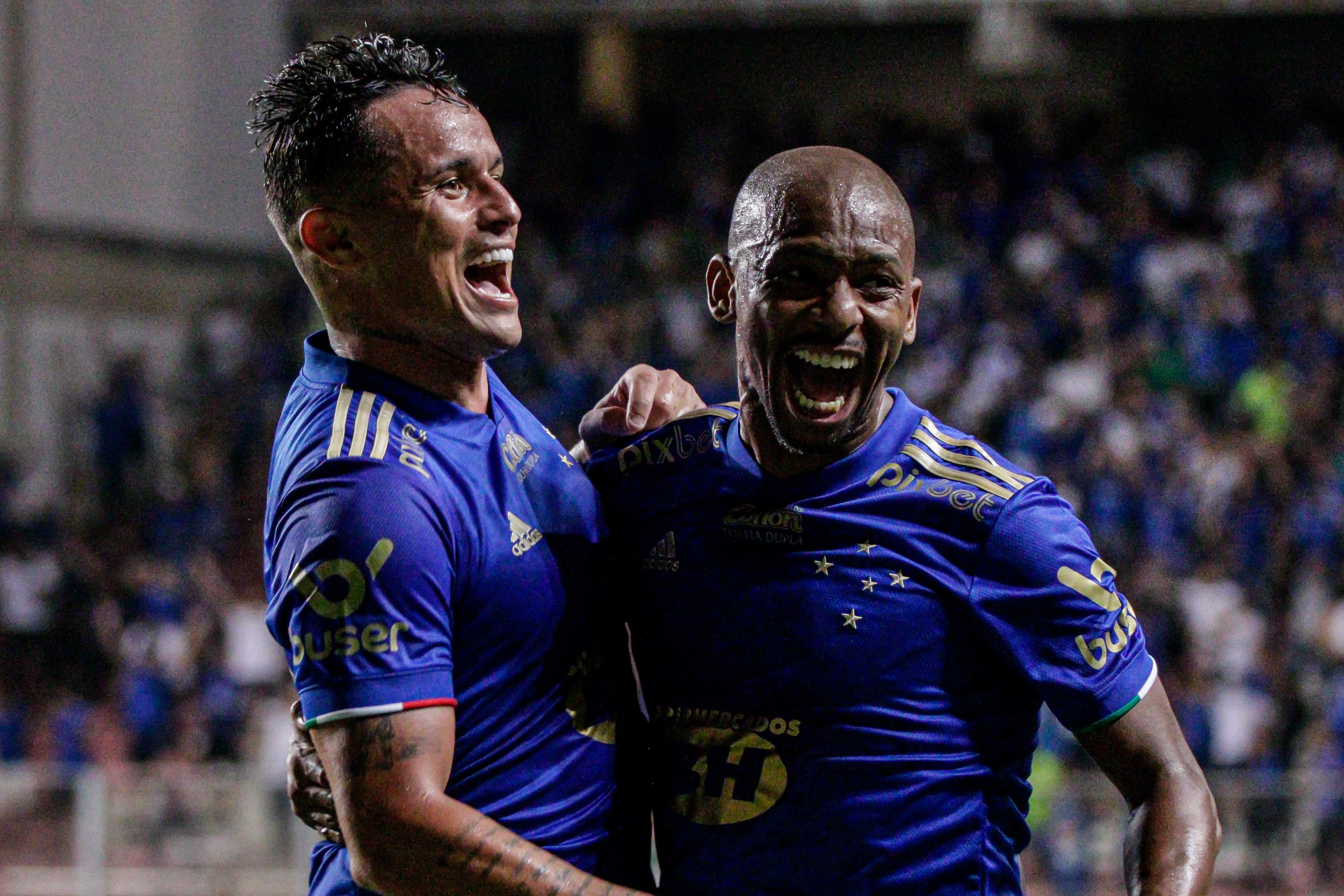 Edu (à esq.) marcou pela quarta vez no Campeonato Mineiro de 2022; jogador é o vice-artilheiro da competição