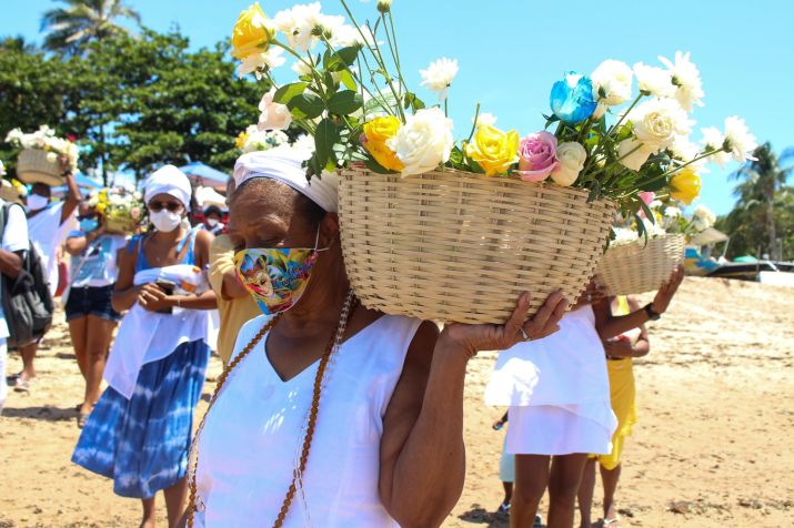 BA - DIA-IEMANJÁ-PRAIA-ITAPUÃ - GERAL - Comunidade de pescadores na Praia de Itapuã na cidade de Salvador (BA), depositam presentes no mar celebrando o dia de Iemanjá, nesta quarta-feira (2). 02/02/2022 - Foto: FILIPE BARBOSA/FUTURA PRESS/FUTURA PRESS/ESTADÃO CONTEÚDO • ESTADÃO CONTEÚDO